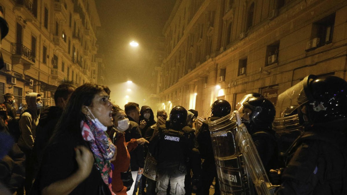 Protestas contra el toque de queda en Nápoles  -  El toque de queda en Campania desde las 23.00 a las 6.00 de la mañana, y el anuncio de un cierre total de esta región italiana en los próximos días, desencadenó el viernes en la capital, Nápo ...