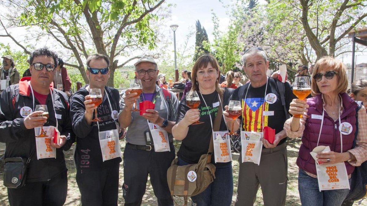 Un grup de participants en el Tros Food Vall del Corb degustant cervesa artesana.