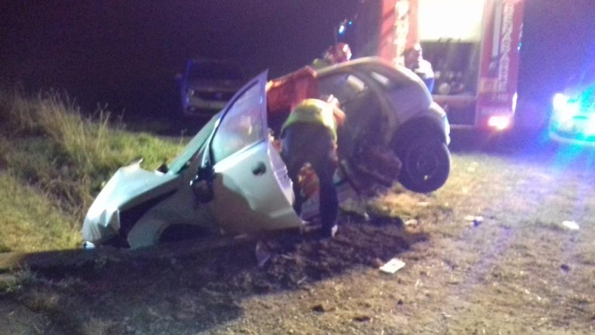 Imagen del turismo accidentado en la N-230 en Baells.