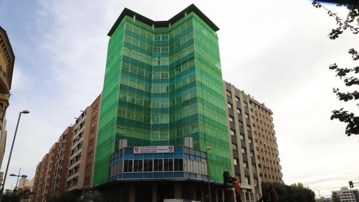 El ministeri va instal·lar una lona per evitar despreniments en unes obres efectuades aquest any.