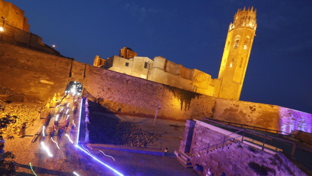 La prueba atlética, que celebró su séptima edición, dio colorido a la Seu Vella la noche del viernes.