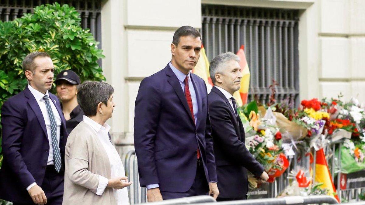El presidente del Gobierno en funciones, Pedro Sánchez, acompañado por el ministro del Interior, Fernando Grande-Marlaska (d) y la delegada del Gobierno en Cataluña, Teresa Cunillera (i), a su salida de la Jefatura Superior de Policía de Barcelona.