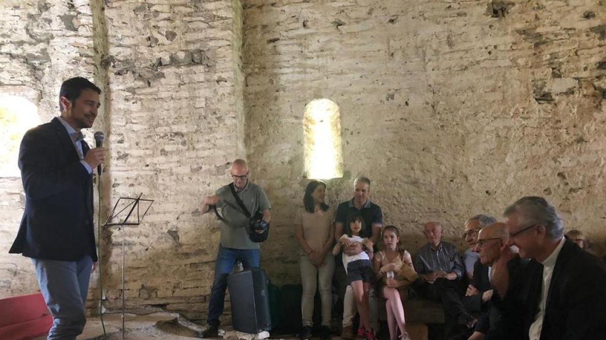 El conseller durante la inauguración de la ermita ayer en Farrera.