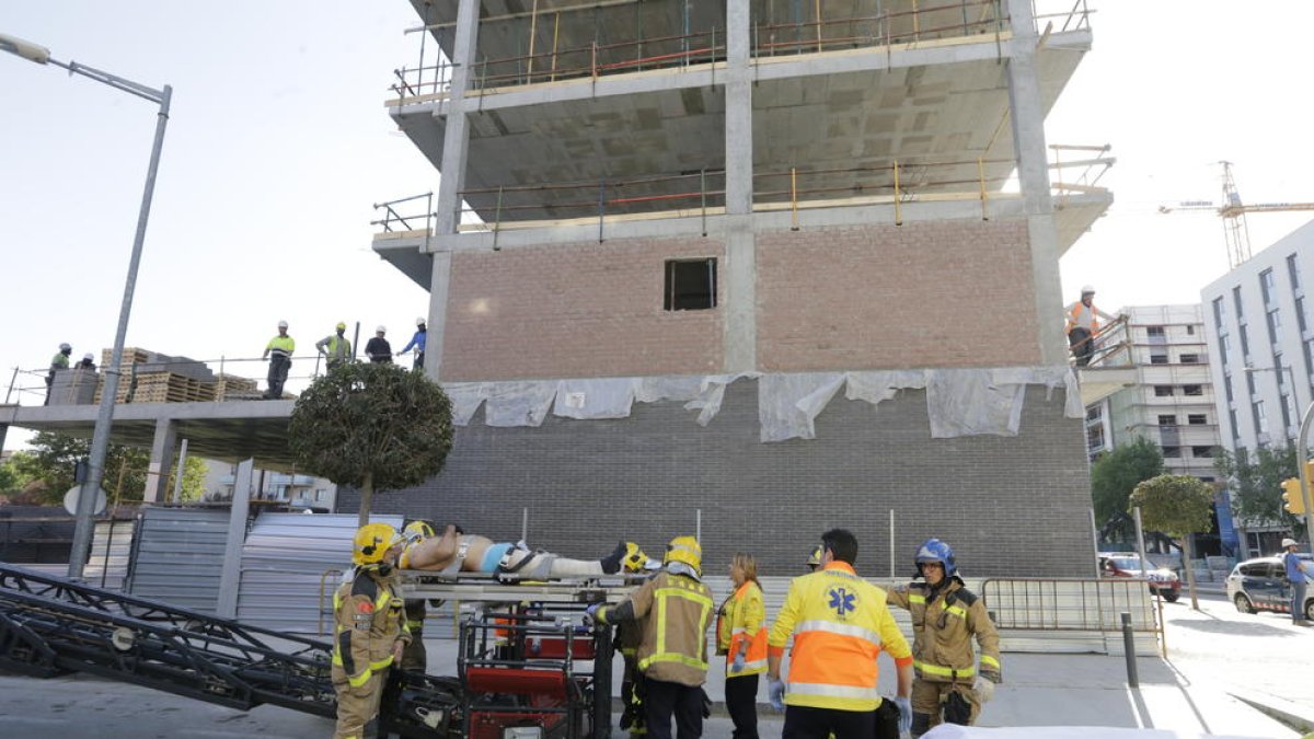 Els Bombers van baixar el ferit amb l’ajuda del camió escala.