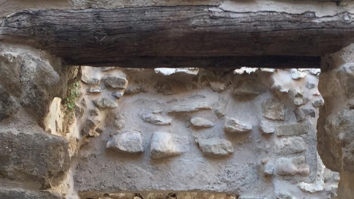 Las tres artistas han distribuido obras por Lo Carreró de Montgai.