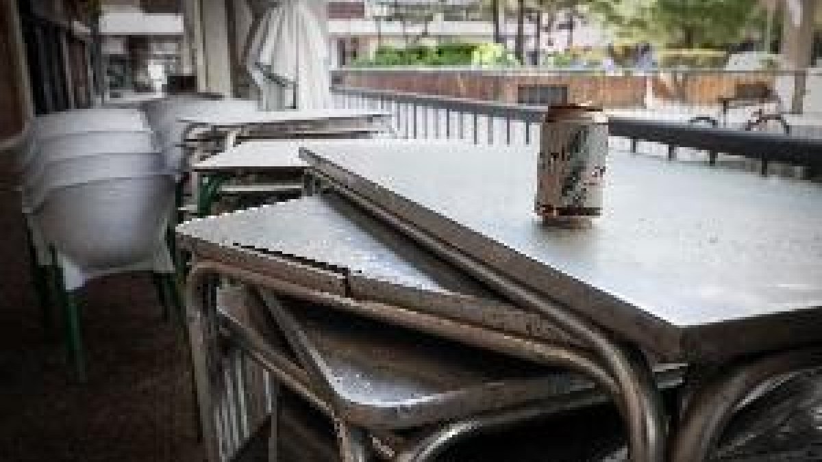 El bar post-Covid mesura temperatura del client, posa mampares i redueix aforament