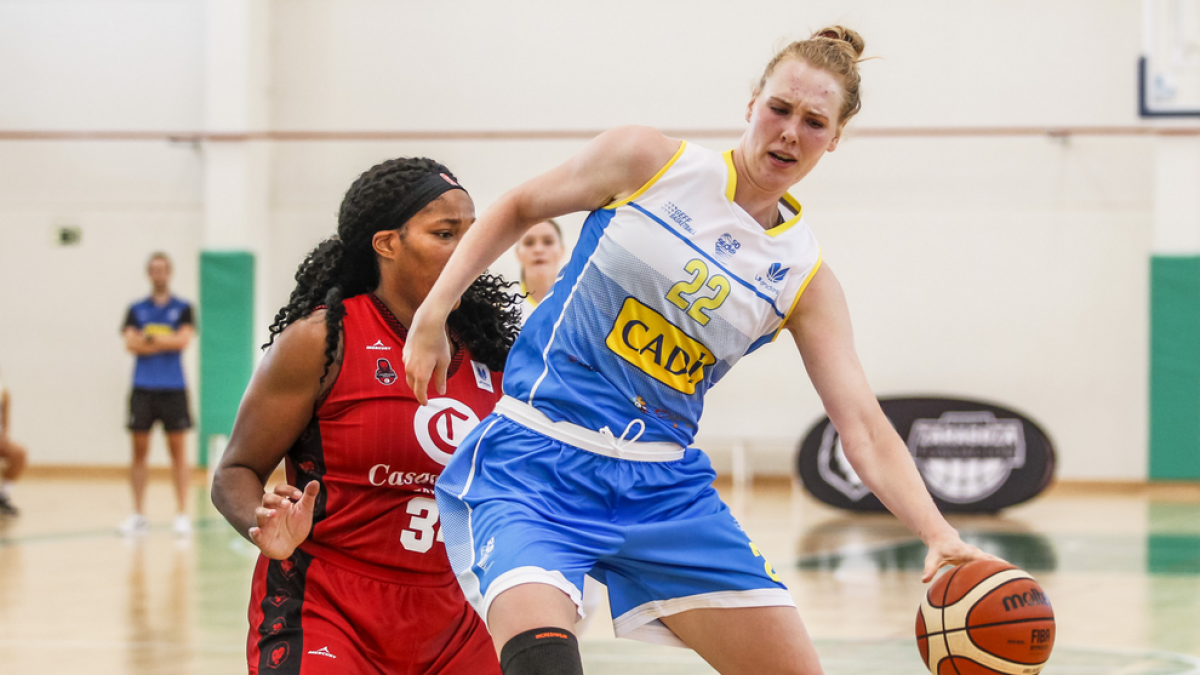 Quinn Dornstauder busca espacio en la pintura ante Markeisha Gatling, jugadora del Zaragoza.