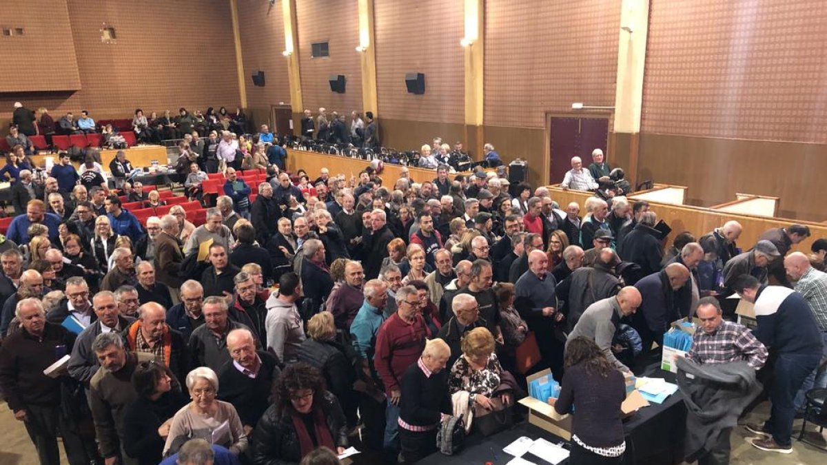 Imatge de l’entrega de les 513 escriptures de la concentració parcel·lària, ahir a Castelldans.