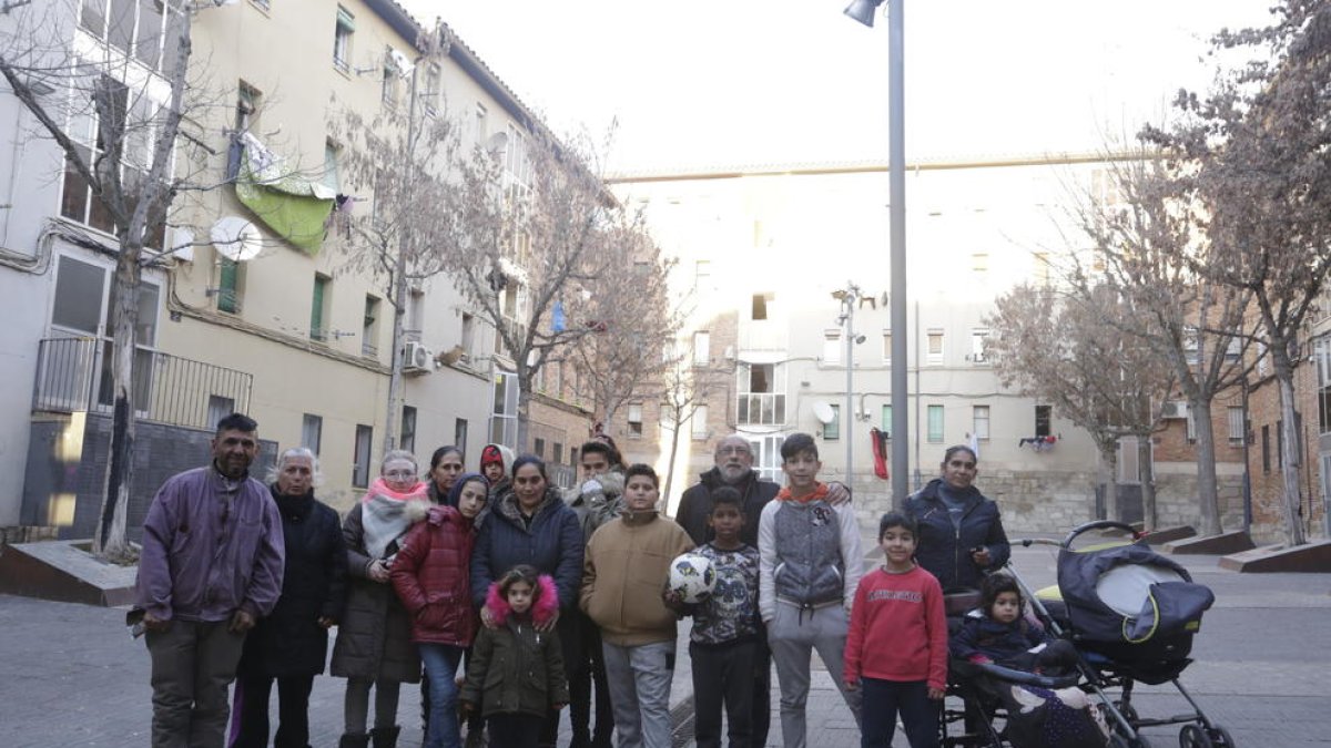 Algunas de las familias que okupan pisos en el Barri Antic, con el presidente de la asociación Futur.