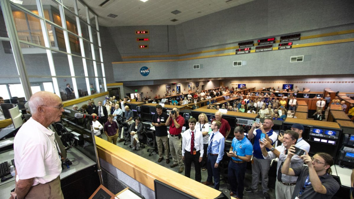 L’astronauta Michael Collins, ahir a la recuperada històrica sala de control de la NASA a Houston.