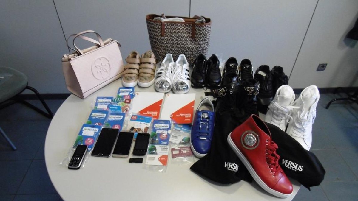 Mòbils i altres articles recuperats pels Mossos de compres fraudulentes per internet.