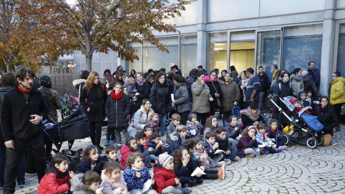 Niños y familiares que participaron ayer por la tarde en la fiesta del 38 aniversario del Aula de Teatre.