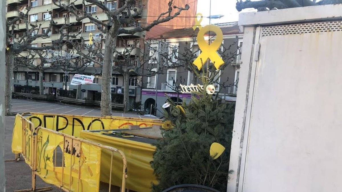 L’arbre de Nadal dedicat als presos independentistes a Tàrrega va aparèixer tirat a terra.