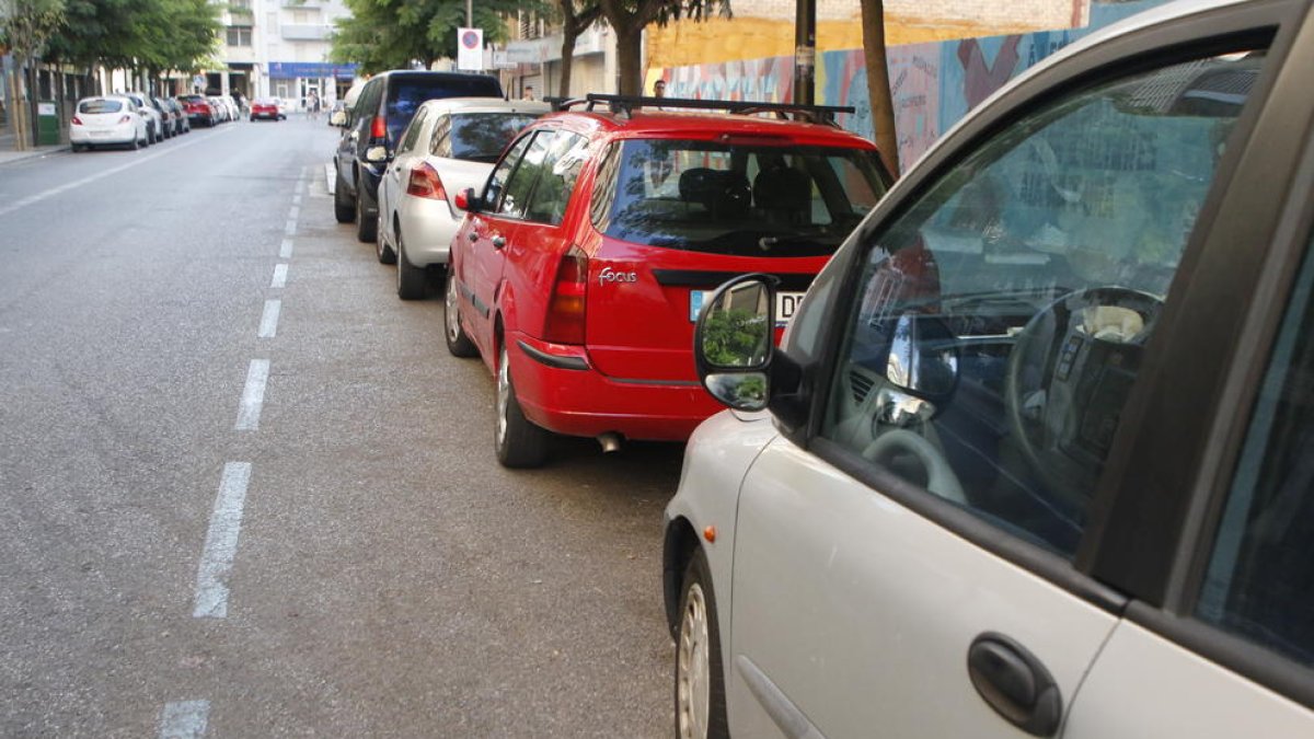 A cada plaça de zona blava de les avingudes Blondel i Madrid aparquen cada dia sis cotxes.