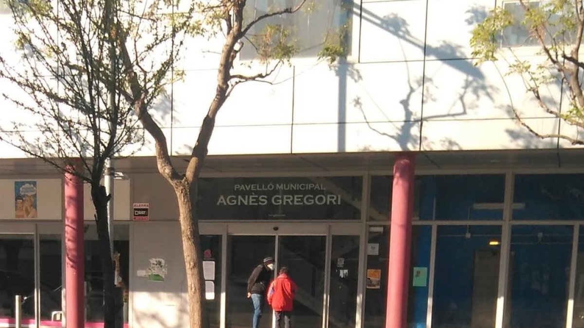 Menos ocupación en el pabellón Agnès Gregori  -  El refugio para que personas sin techo pasen el confinamiento en el pabellón Agnès Gregori acogía el viernes a 36 usuarios, cuando llegaron a ser 42. Había 82 en el hostal Jericó y 3 en el ho ...