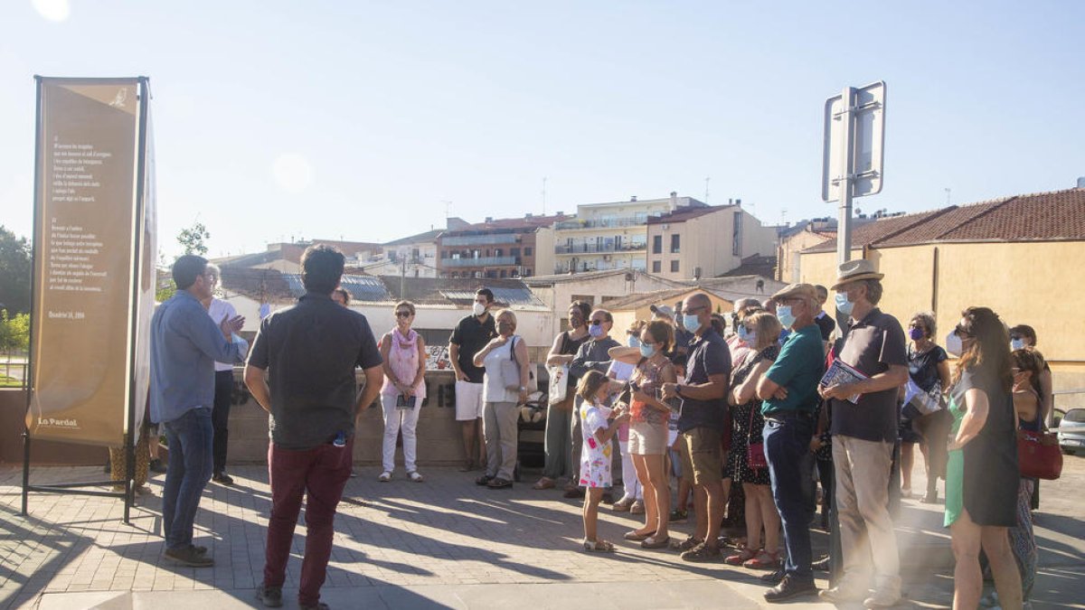 Visita en uno de los nueve tótems instalados en el municipio.