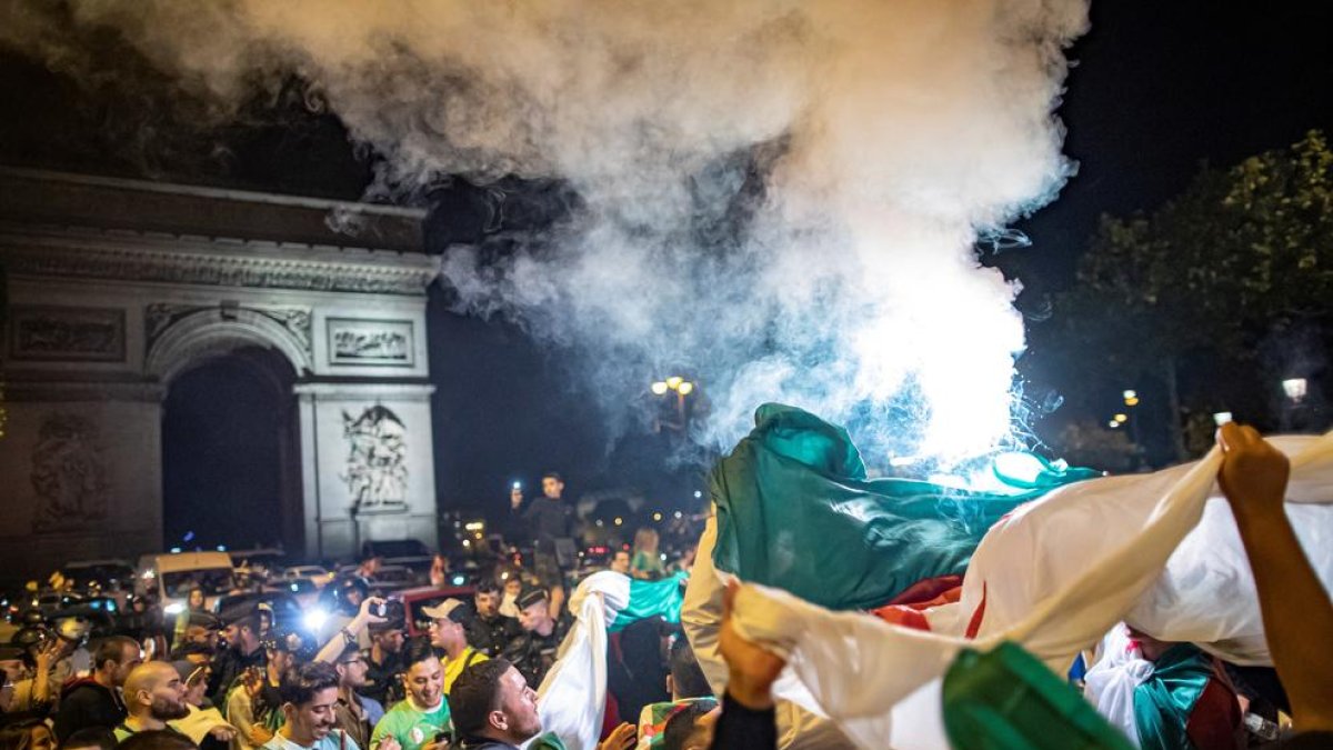 Seguidors algerians celebren el triomf a París.