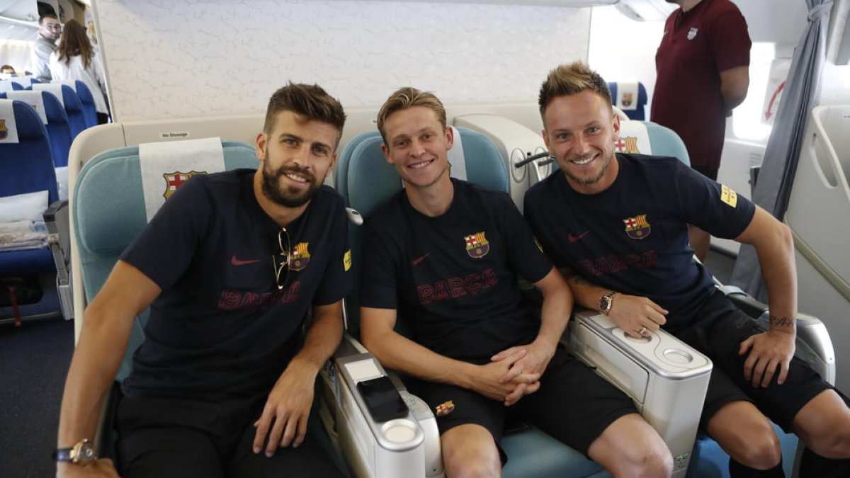 Piqué, De Jong i Rakitic, ahir a l’avió poc abans de sortir cap a terres japoneses.