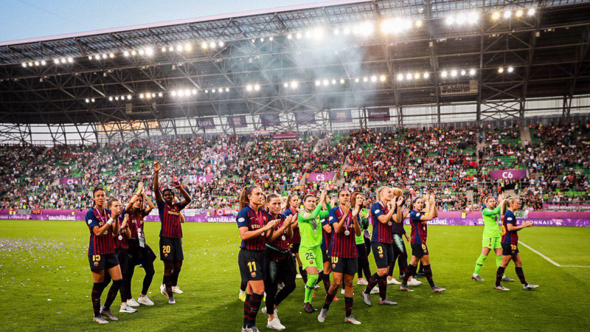 Les blaugranes, amb la medalla de subcampiones d’Europa, saluden l’afició que va viatjar a Budapest.