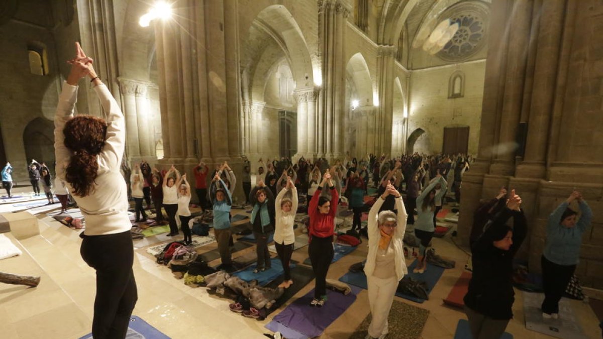 Imagen de archivo de una sesión de yoga en la Seu Vella, en el marco de 'Les Nits de Luna Llena'