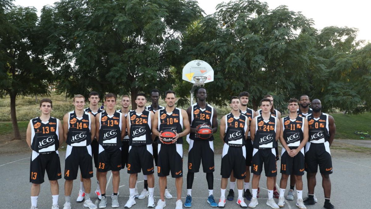 Foto oficial de la temporada - Las pistas de baloncesto situadas junto al paseo sobre las vías ferroviarias fueron ayer el escenario de la sesión de fotografías oficiales de la temporada, con la presencia de los cuatro jugadores vinculados en el ...