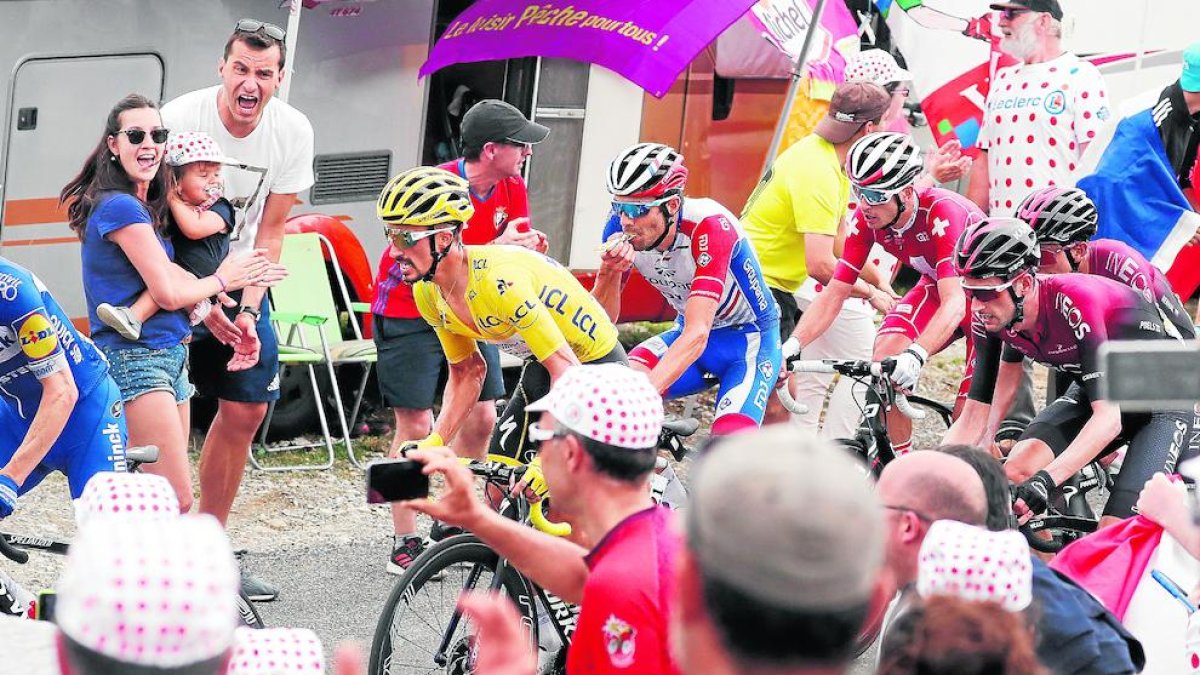 Julian Alaphilippe lidera el gran grup, amb Thibaut Pinot darrere, en plena ascensió al Tourmalet.