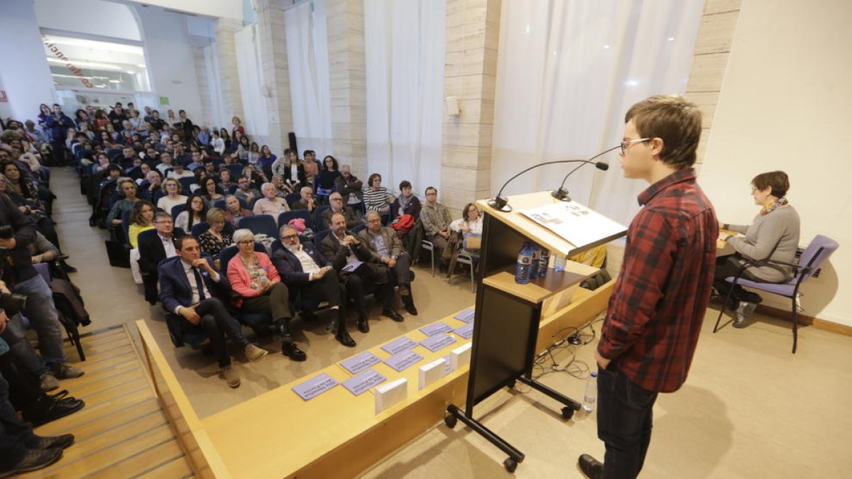El actor Joan Sorribes, durante el acto de ayer en una abarrotada Biblioteca Pública.