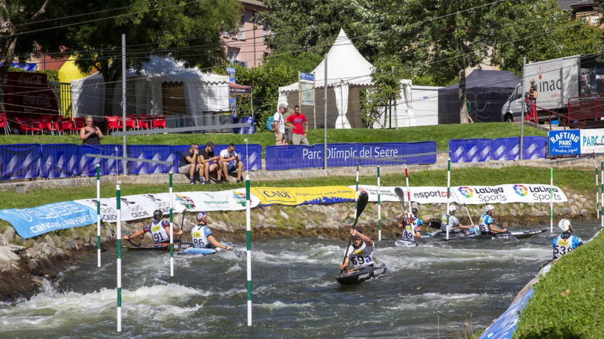 Los equipos se entrenaron ayer en el Parc del Segre para preparar las primeras finales de la competición.