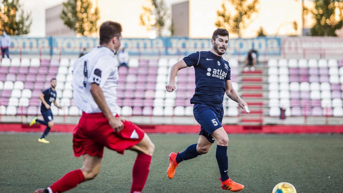 Pau Bosch, en una acció del partit d’ahir davant del Balaguer.