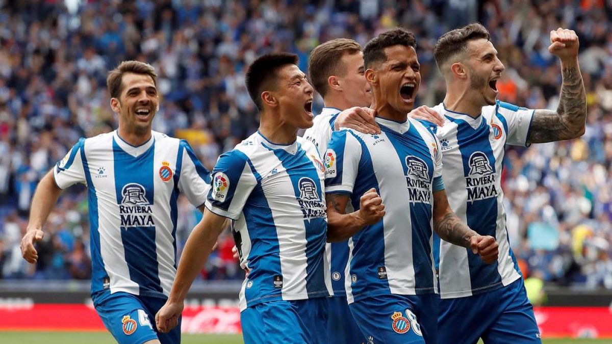 Los jugadores del Espanyol celebran uno de los goles.