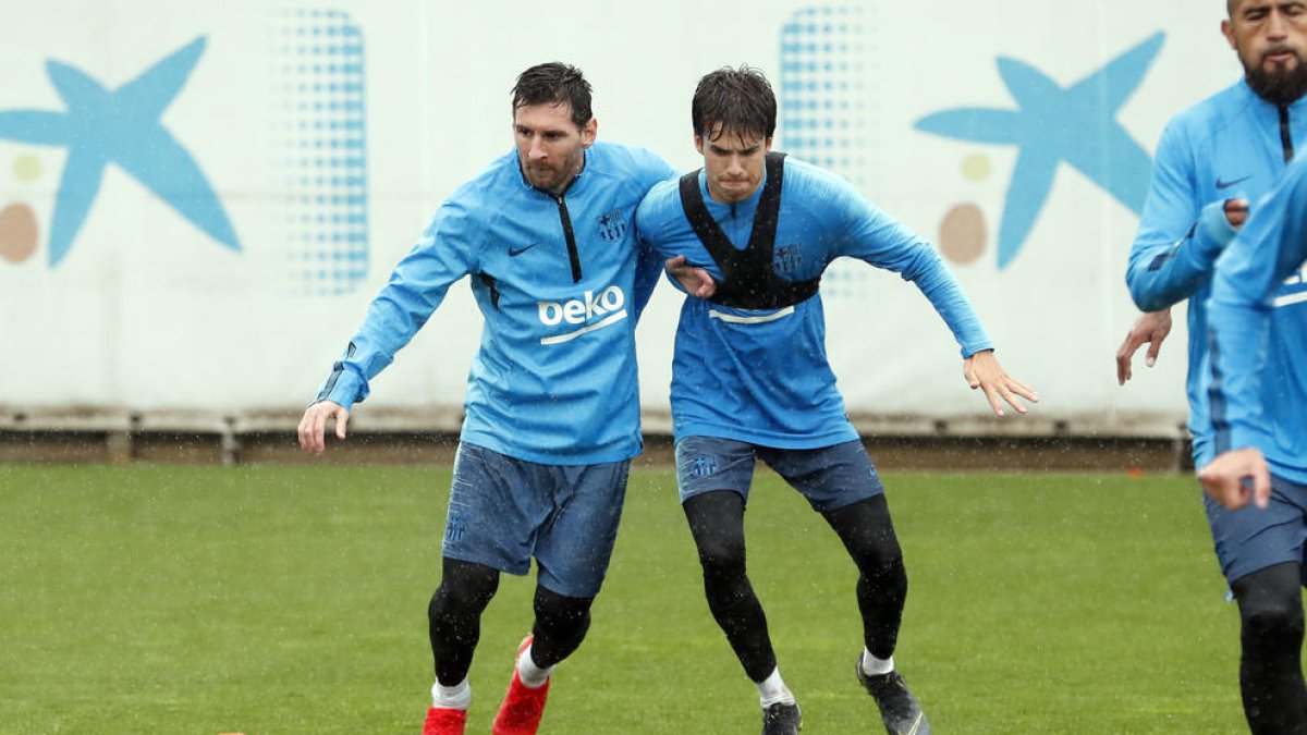 Messi, en un ejercicio con el joven Riqui Puig, durante un entrenamiento de esta semana.
