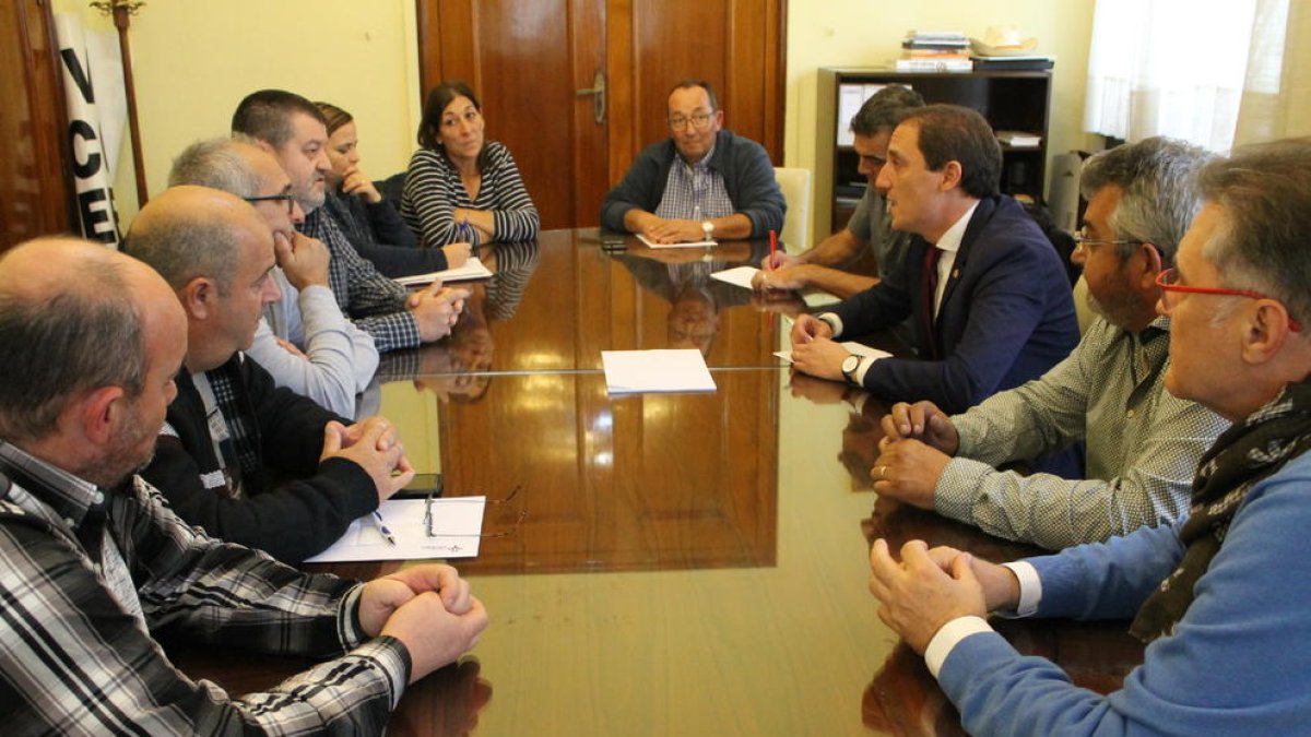 Representantes de los empleados con el subdelegado Crespín, ayer.