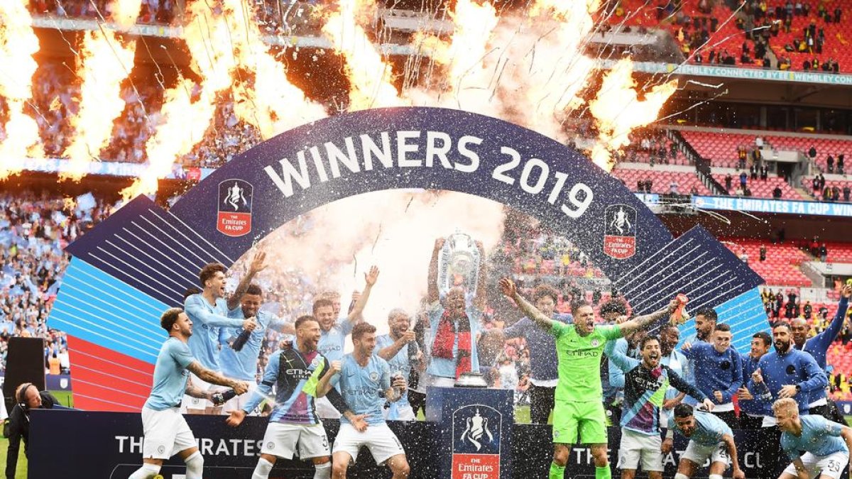 Los jugadores del Manchester City celebran el triunfo sobre el Watford en la final de Wembley.