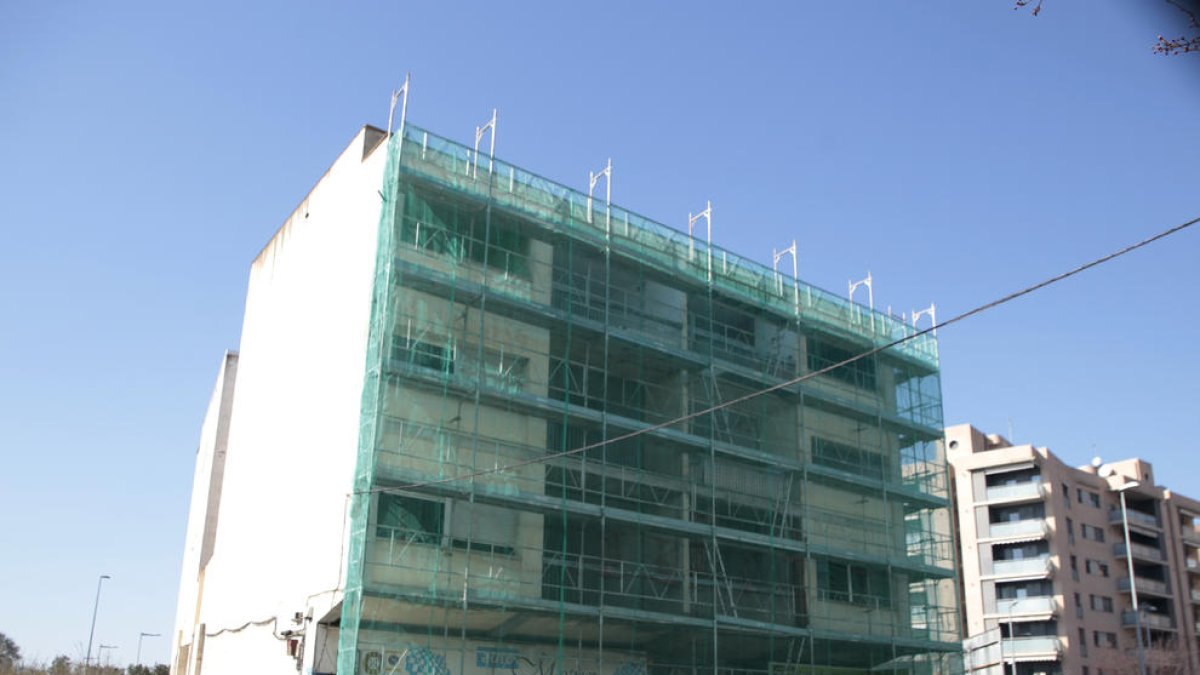 Un edifici abandonat a l’avinguda de les Garrigues està sent rehabilitat.