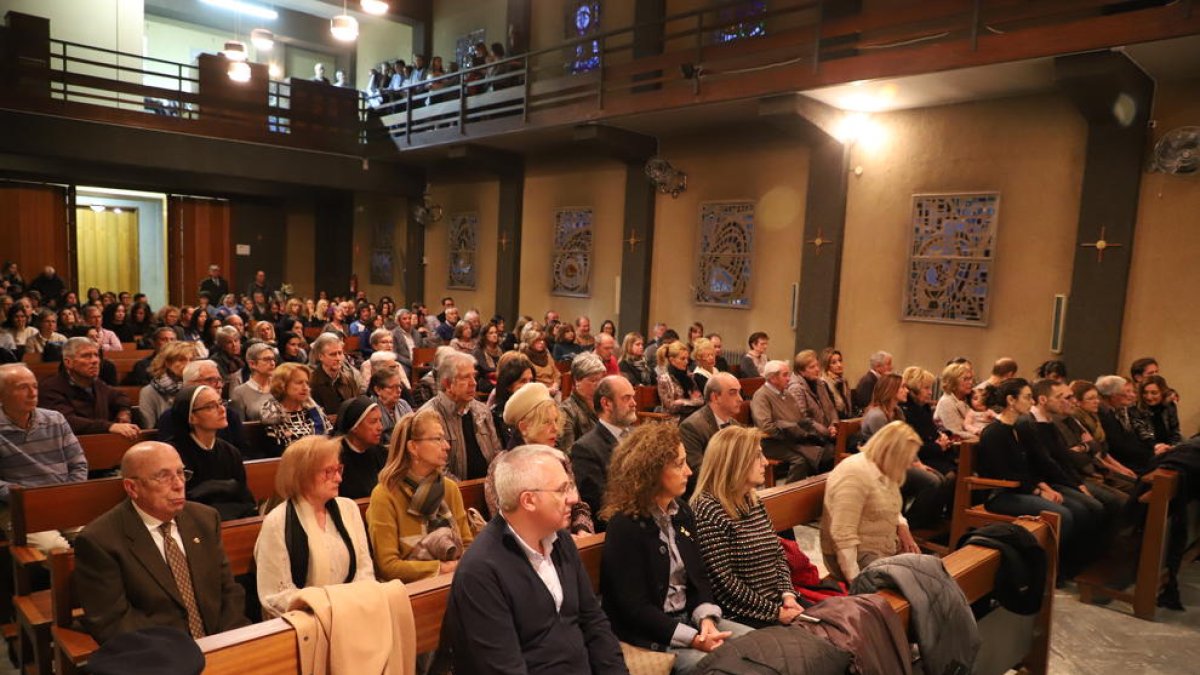 Nombroses persones van assistir ahir a l’homenatge a l’exdirectora del Lestonnac Maria Jesús Cabau.