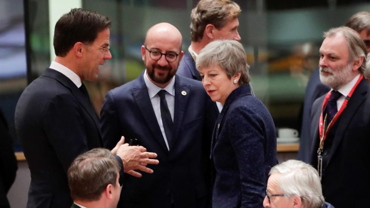 Theresa May conversa con varios líderes europeos en la cumbre.