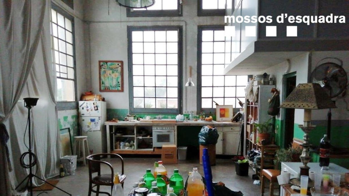 Bebidas en la nave de la Zona Franca donde se produjo la fiesta.