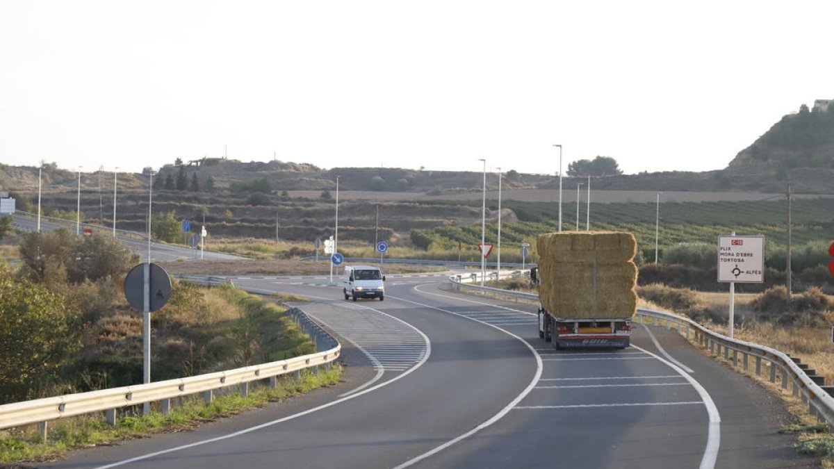 Rotonda a la carretera C-12, a la intersecció que dóna accés al poble d’Alfés.