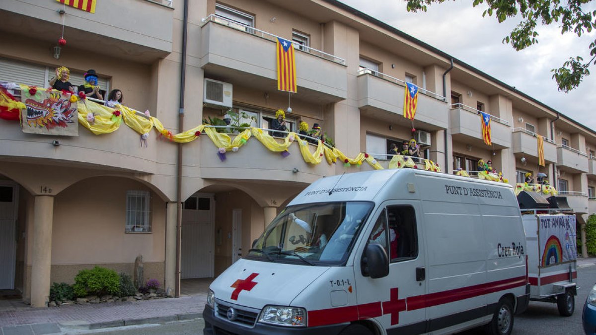 Vehículos de Creu Roja, un punto asistencial, un coche y una bici, circularon por todas las calles de la capital del Sió animando a los vecinos a cantar y bailar desde los balcones.