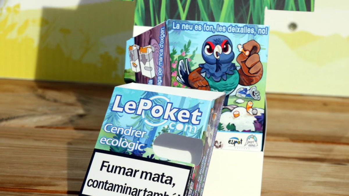 Un urogallo protagoniza el diseño del cenicero.