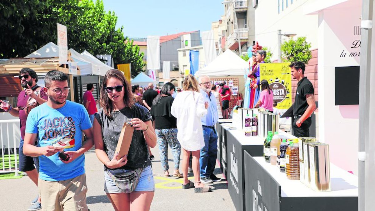Imatge de visitants a la Fira de Sant Bartomeu d’Artesa de Segre.