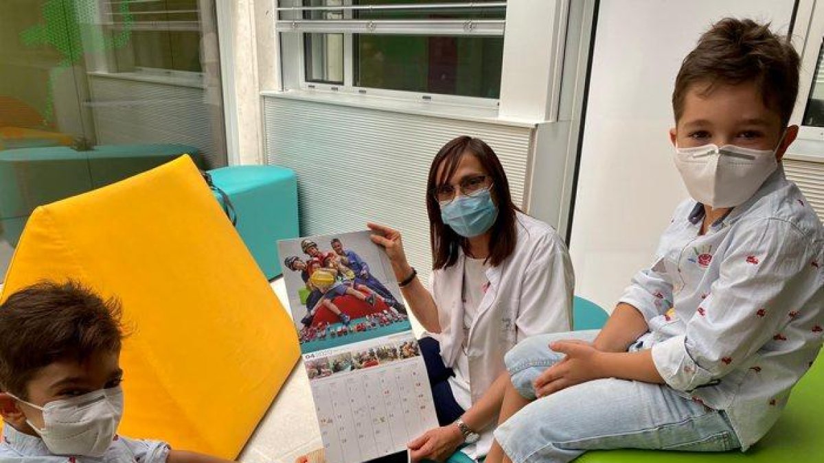 Dos niños de Sant Joan de Déu, protagonistas del calendario.