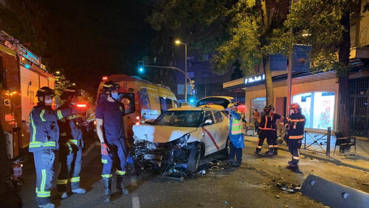 Estado en el que quedó el taxi tras el impacto contra la terraza.