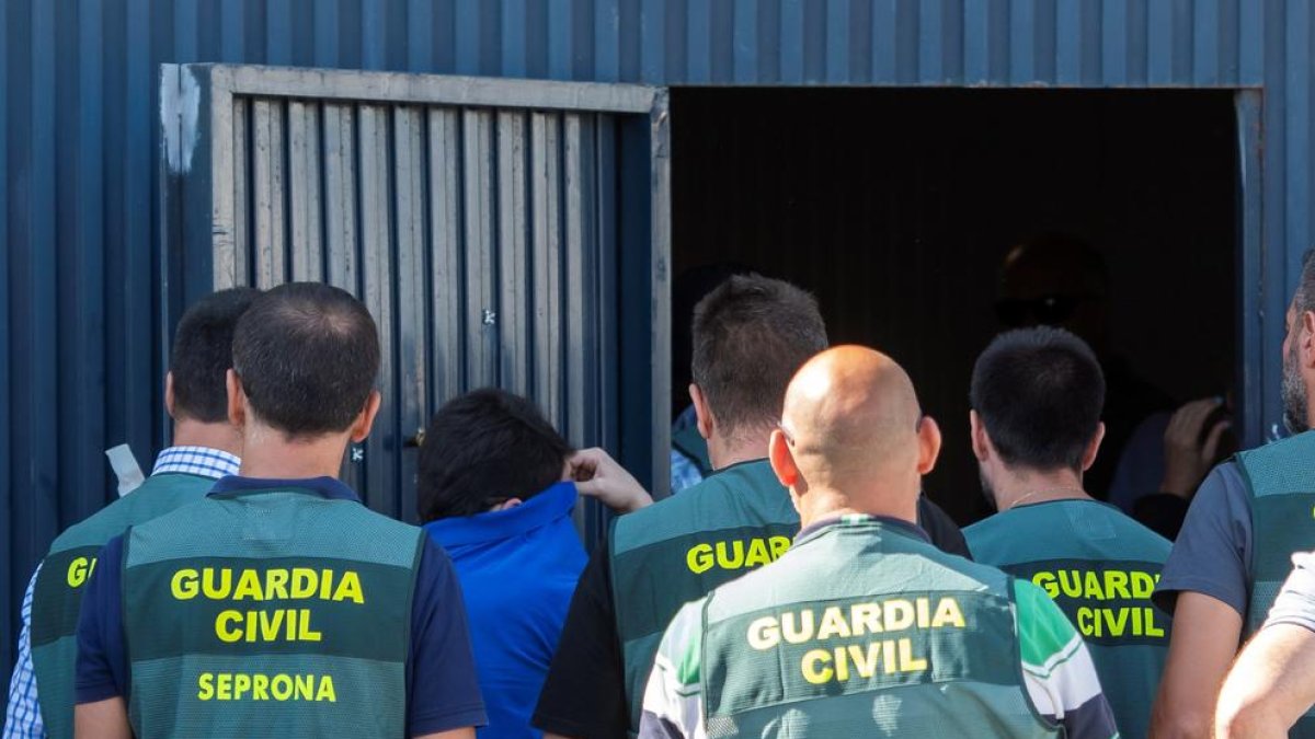 Un momento de la operación policial de ayer en Sevilla.