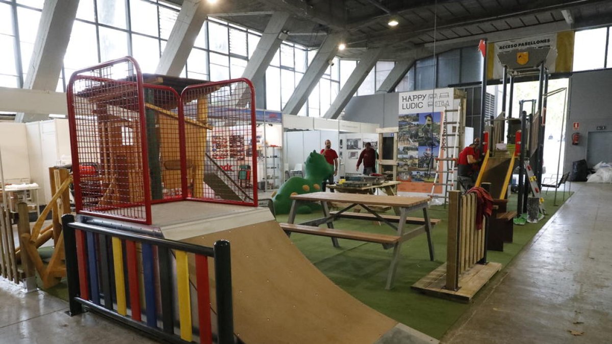 Los operarios terminaron ayer de montar los distintos estands de la feria.