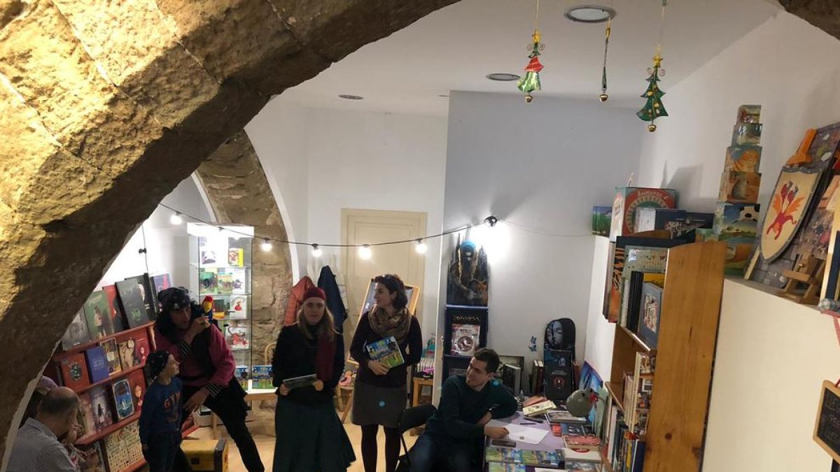Presentació ahir a la llibreria El Genet Blau de Lleida de l’última aventura del caragol Banyetes.