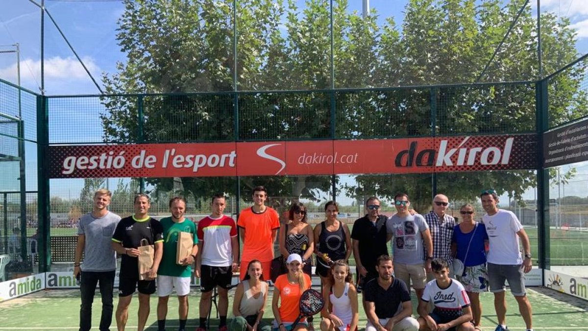 A la foto, els campions i finalistes del torneig.