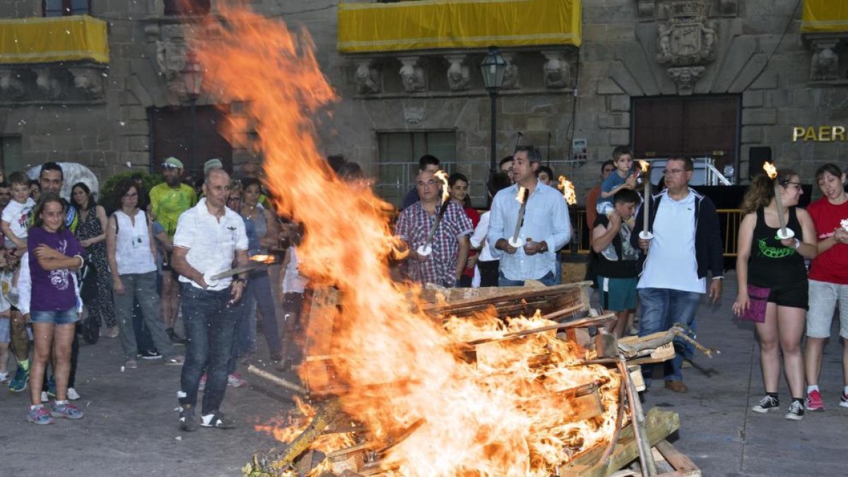 Els Fondistes Cervera van ser els encarregats de portar la Flama del Canigó fins a la plaça Major d’aquesta localitat, des d’on es va repartir per encendre les fogueres.