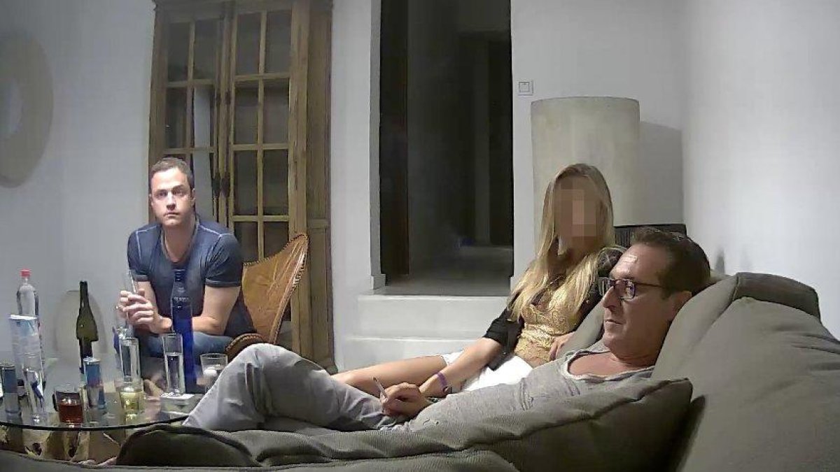 Imagen de Strache con la oligarca rusa en su reunión en Ibiza.
