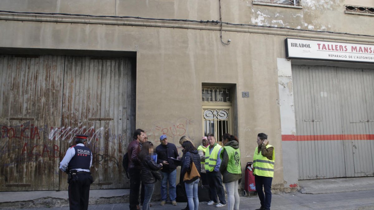 Los miembros de la PAH, después de reunirse con los Mossos.